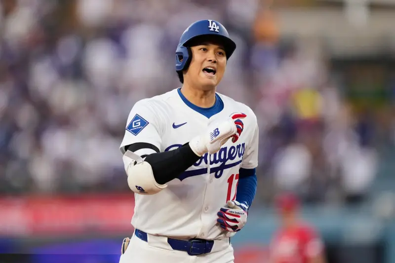 ▲洛杉磯道奇球星大谷翔平再度展現超人般的力量。在首局轟出先頭全壘打後，他在第六局又補上一發飛行達454英尺（約138公尺）的特大二分砲，完成生涯季後賽首次單場雙響砲。（圖／美聯社／達志影像）