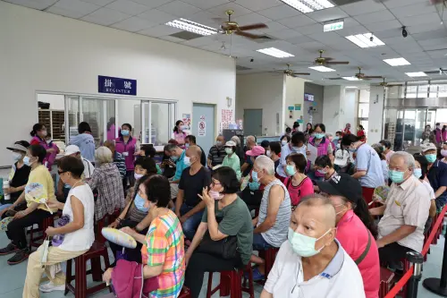 ▲114年台南市公費流感疫苗及新冠疫苗接種記者會，現場湧現接種民眾等候接種。(圖／南市府提供)