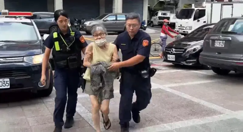    ▲老婦因竊盜案遭通緝，後遭警方帶走。（圖／翻攝畫面）  