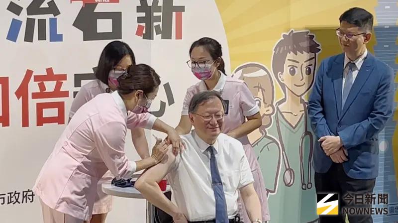 ▲台大醫院院長余忠仁示範流感、新冠疫苗施打。（圖／記者張乃文攝）