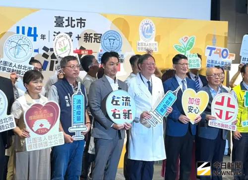 ▲台北市長蔣萬安、衛生局長黃建華前往台大醫院，與院長余忠仁共同呼籲民眾施打疫苗。（圖／記者張乃文攝）