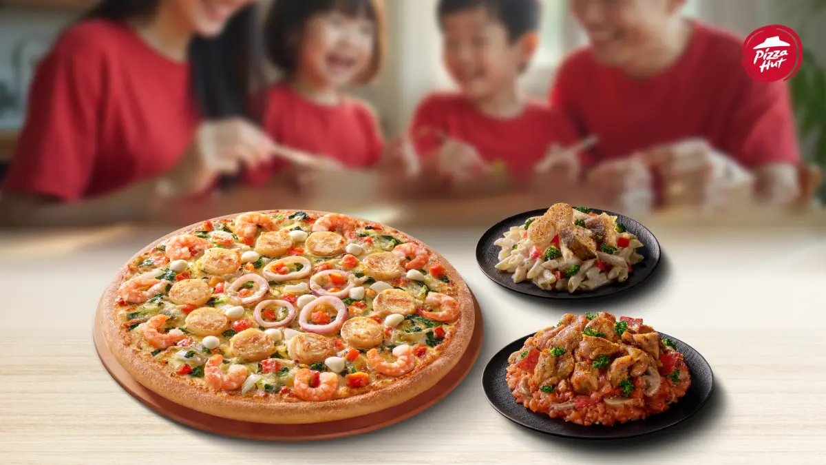 ▲10月中秋節連假3大披薩優惠！必勝客蒜香起司燻雞培根披薩新品「買1送2」份義大利麵或燉飯，加購「台味三拼」優惠；達美樂外帶5折優惠代碼「640052」；拿坡里買一送一，指定消費免費送三商巧福原盅香菇雞湯。。（圖／必勝客提供）