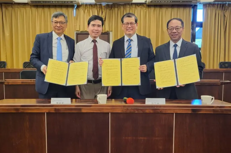 ▲黑松董事長張斌堂(左1)、臺大食生中心主任沈立言(左3)、順天堂總經理莊武璋(右1)同簽署「食養方產品開發」合作備忘錄，並由臺大生農學院院長林裕彬(左二)出席見證。（圖／黑松提供）
