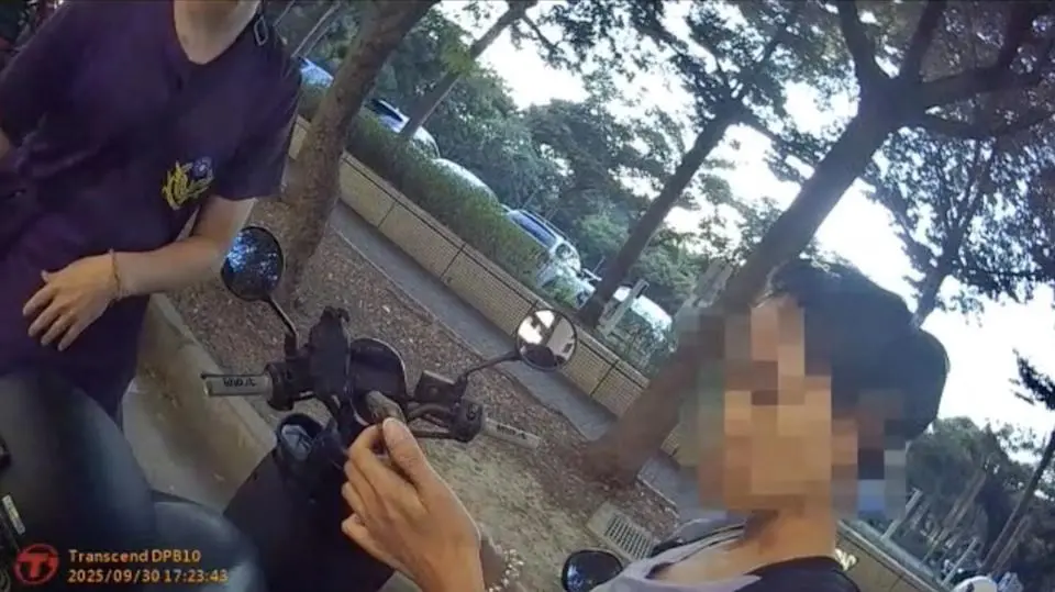 ▲台中一名郭姓女子因家暴案件遭通緝，員警埋伏逮人卻當街大喊「搶劫！」，仍被警方逮捕歸案。（圖／翻攝畫面）