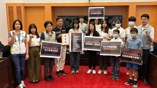 ▲台中市兒少代表被噤聲，要求市府恢復他們的身分，獲多位市議員力挺。（圖／記者顏幸如攝，2025.10.01）