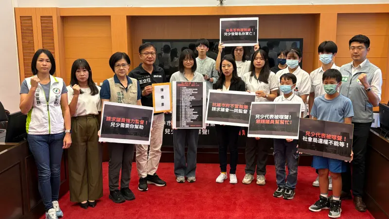    ▲台中市兒少代表被噤聲，要求市府恢復他們的身分，獲多位市議員力挺。（圖／記者顏幸如攝，2025.10.01）  