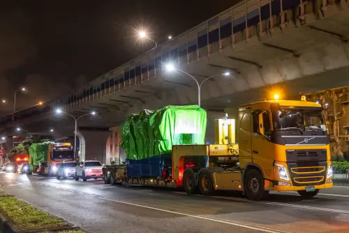 ▲為確保大型設備運輸過程安全順利，捷運團隊事前針對運輸動線、道路管制、既有設施保護及安全措施等進行周延規劃。（圖／高市府捷運局提供）
