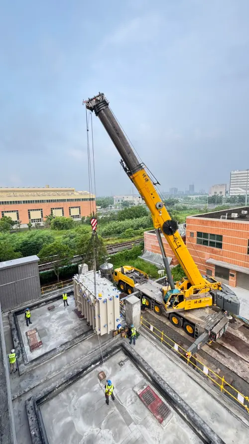 ▲捷運團隊預計115年1月完成能源調度中心(BSS7)大型及關鍵設備定位作業。（圖／高市府捷運局提供）