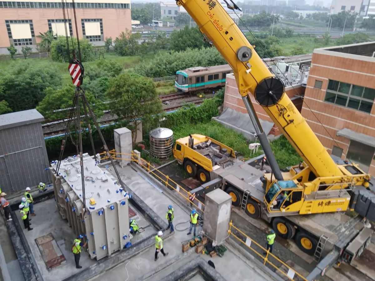 ▲岡山路竹延伸線能源調度中心（BSS7）大型設備進場運輸作業展開，整體工程又向前邁進一大步。（圖／高市府捷運局提供）