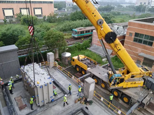 高捷岡山路竹延伸線邁大步　能源調度中心大型設備進場
