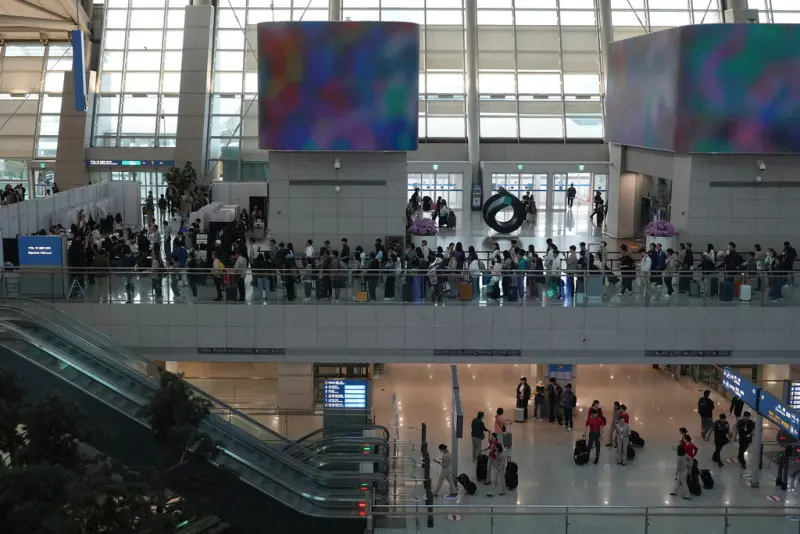 ▲韓國15個機場工作人員今（1）日起發動罷工，恐會影響中秋連假的旅客。圖為今年6月大選前，旅客在韓國仁川機場排隊提前投票。（圖／美聯社／達志影像）