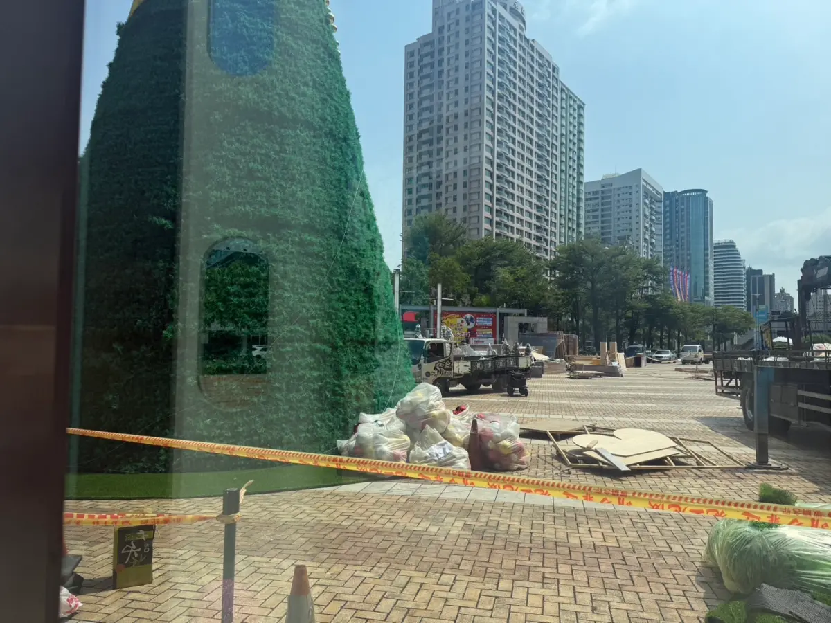 ▲漢神巨蛋百貨被目擊已於昨日9月30日就開始佈置聖誕樹，引網友們熱列討論，笑說是提前解凍、不尊重萬聖節等，此為今（1）日現場施工實況。（圖／民眾提供）