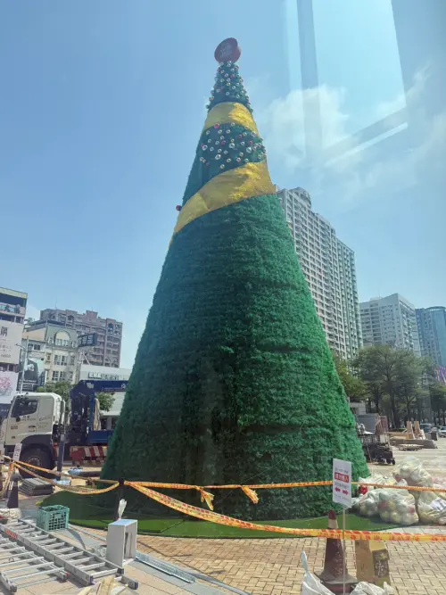 ▲漢神巨蛋百貨昨日9月30日就開始佈置聖誕樹，此為今（1）日現場施工實況。（圖／民眾提供）