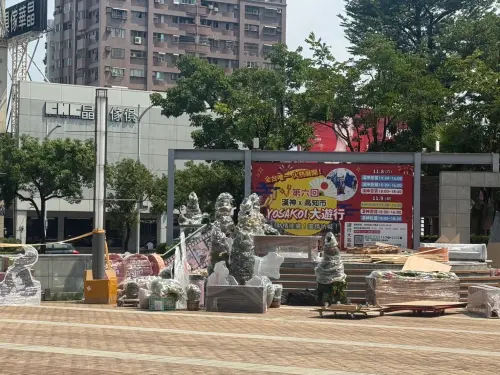 ▲漢神巨蛋百貨的廣場已經在佈置聖誕樹，業者預告今年將是迪士尼主題。（圖／民眾提供）