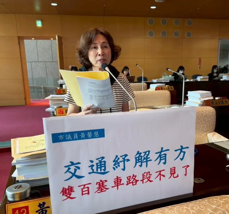 ▲市議員黃馨慧指出，新光三越百貨復業引發的「雙百交通危機」。警察局事前規劃，周邊交通並未出現壅塞，獲得不少市民肯定。(圖／柳榮俊攝2025.10.1)