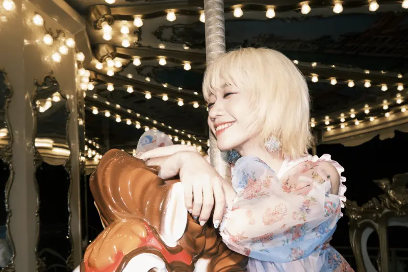 ▲金鐘主持人LuLu黃路梓茵（如圖）宣布和陳漢典結婚後，又有喜訊，搖身一變成「台語新人」，首度推出個人台語創作專輯《日頭公園》，她唱台語歌，吳宗憲讚是小江蕙。（圖／天地合娛樂提供）