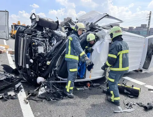 國道「救護車猛撞小貨車」大翻覆！護理師、駕駛受困⋯驚悚畫面曝
