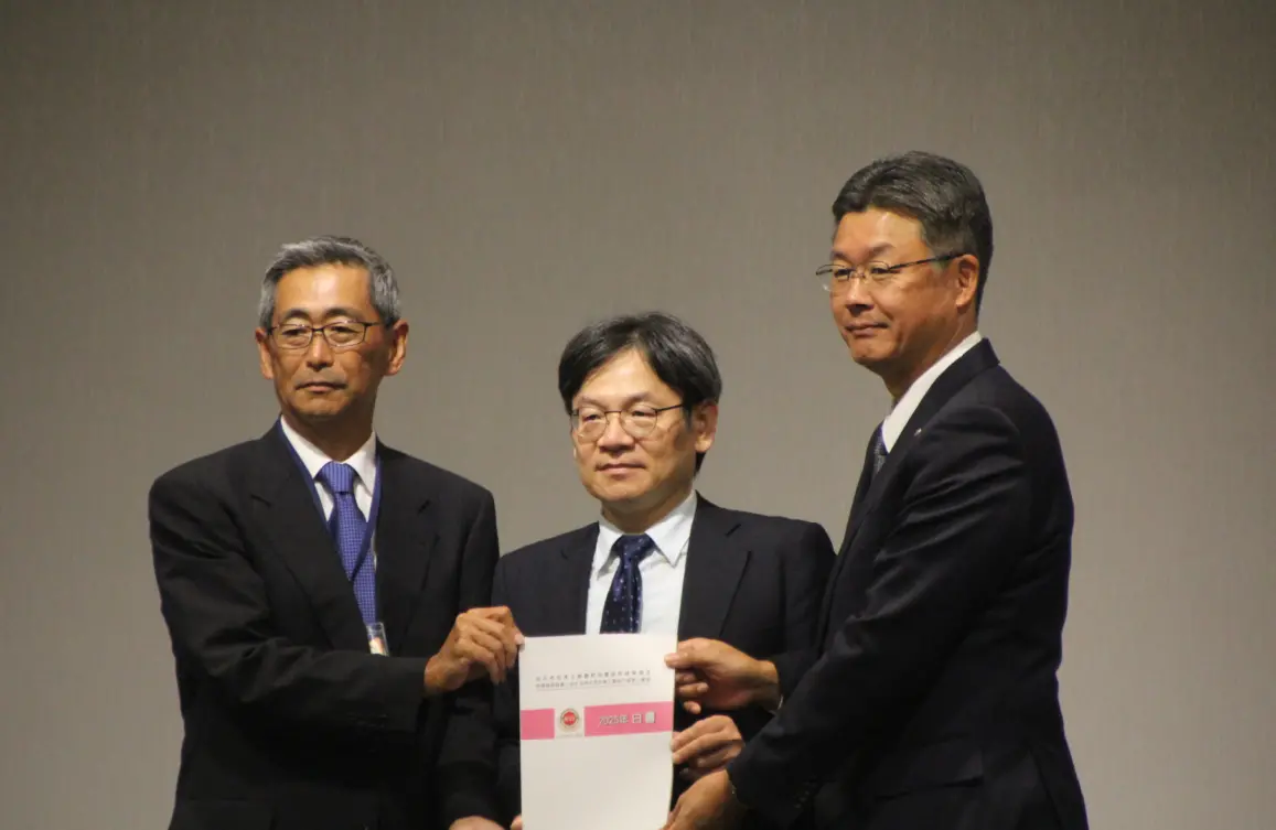 ▲台北市日本工商會今（1）日發布2025年「對台灣政府政策建言」白皮書，由國發會主委葉俊顯（圖中）接受建議。（圖／記者鍾泓良攝影）