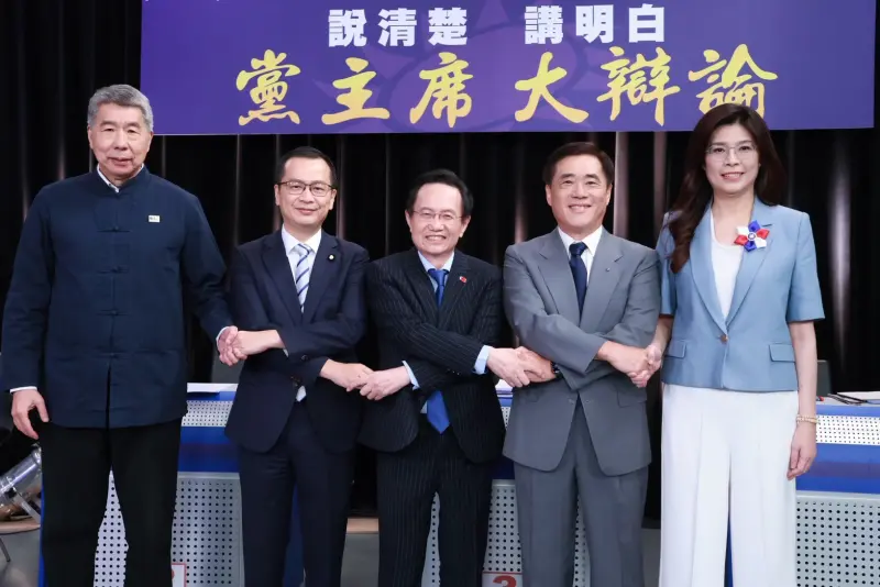 ▲國民黨主席選舉18日登場，5名候選人原定今（4）日下午進行第三場辯論，不過前副主席郝龍斌與立委羅智強，昨晚臨時更改行程，今到花蓮協助救災，主辦單位中天電視深夜也宣布辯論取消。圖為第二場辯論會，候選人左起為張亞中、羅智強、蔡志弘、郝龍斌、鄭麗文。（圖／中天新聞提供）