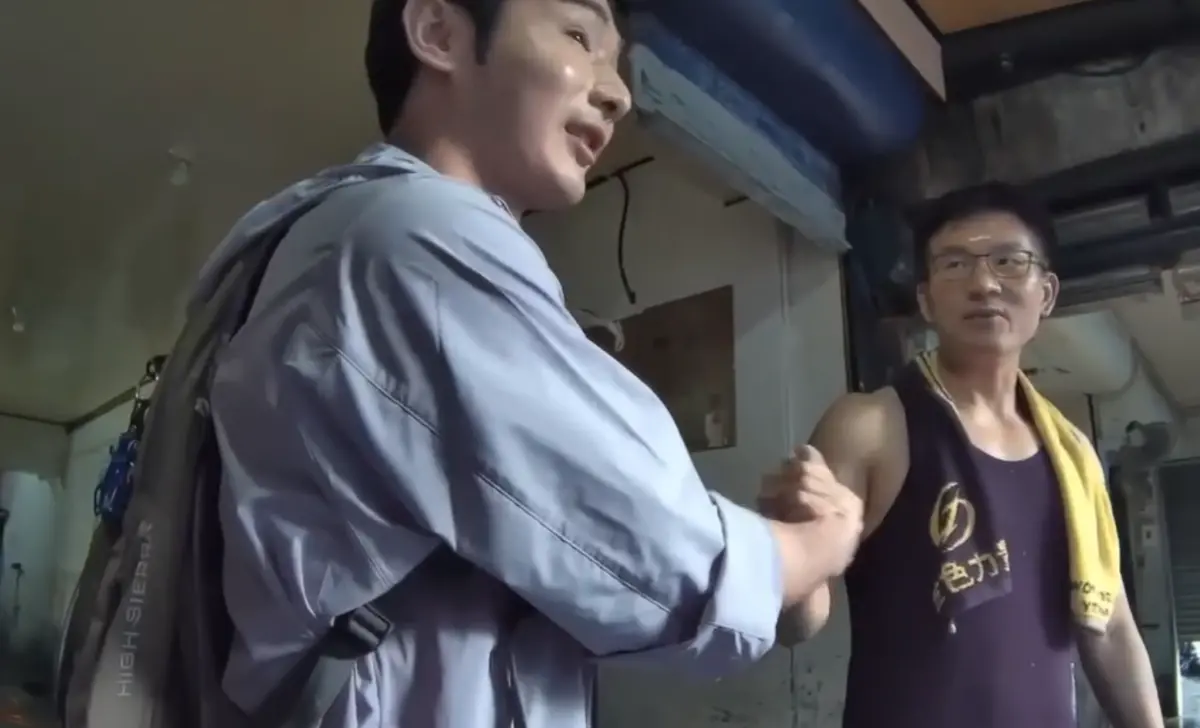 ▲網紅八炯公布的密錄器影像顯示，童仲彥多次強調不會說他沒救災，甚至主動握手釋出善意，要八炯加油，轉身卻爆料八炯作秀。（圖／擷取自八炯Threads）