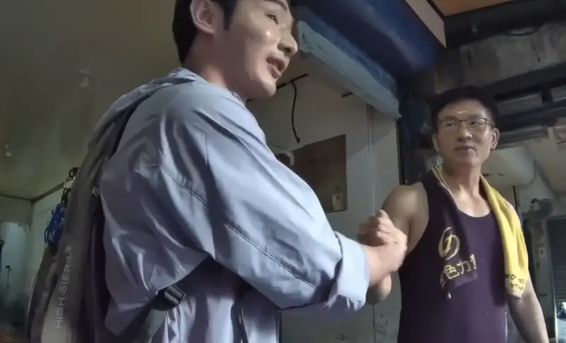 ▲網紅八炯公布的密錄器影像顯示，童仲彥多次強調不會說他沒救災，甚至主動握手釋出善意，要八炯加油，轉身卻爆料八炯作秀。（圖／擷取自八炯Threads）