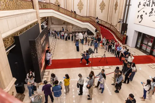 ▲歐德舊客戶熱情參與，現場排隊拍照人潮踴躍，共度美好夜晚。