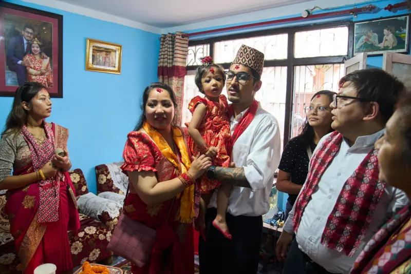    ▲尼泊爾新任活女神「庫瑪麗」阿雅塔拉·沙迦（Kumari Aryatara Shakya）由她的父親抱著。（圖／美聯社／達志影像）  