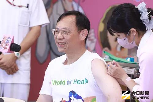 ▲衛福部部長石崇良出席114年度公費流感及新冠疫苗開打記者會，並在現場直接親身施打疫苗，希望鼓勵民眾踴躍去接種疫苗，減少流感疫情衝擊。（圖／記者葉政勳攝 ,2025.10.01）