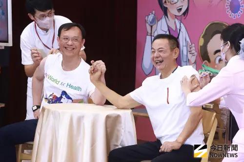 ▲衛福部部長石崇良（左）與防疫大使蔡振南（右）出席114年度公費流感及新冠疫苗開打記者會，並在現場直接親身施打疫苗，希望鼓勵民眾踴躍去接種疫苗，減少流感疫情衝擊。（圖／記者葉政勳攝 ,2025.10.01）