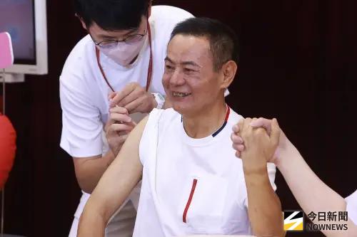▲蔡振南接種新冠疫苗及流感疫苗。（圖／記者葉政勳攝）