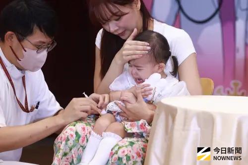 ▲前中職啦啦隊妍言女兒淼淼接種新冠疫苗及流感疫苗。（圖／記者葉政勳攝））
