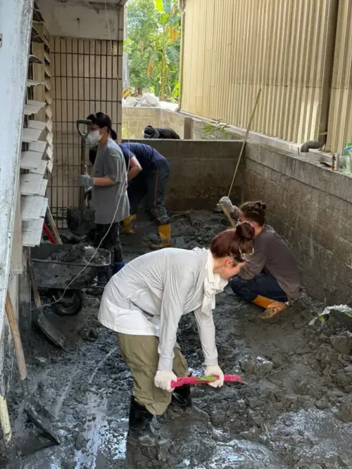 ▲李多慧親自下去挖土，協助災後重建。（圖／李多慧經紀人提供）