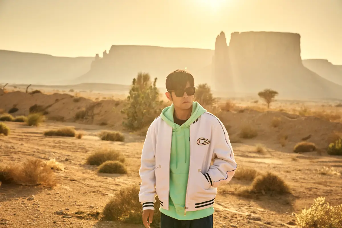 ▲流行天王周杰倫（如圖）在新專輯尚未誕生之際，先推出旅遊實境節目《周遊記3》讓粉絲過過癮，裡面也收錄了江蕙參與他去年在台北大巨蛋演唱會的彩排現場。（圖／杰威爾音樂提供）