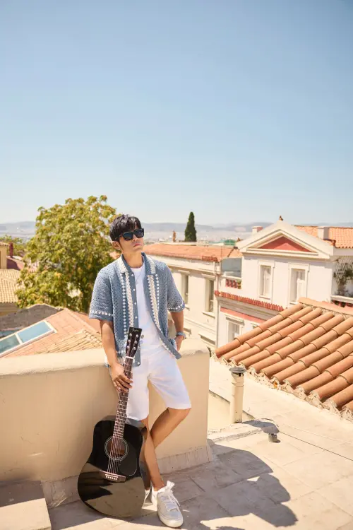 ▲在今年新專輯問世之前，周杰倫（如圖）先透過鏡頭，帶粉絲到各地旅遊。（圖／杰威爾音樂提供）