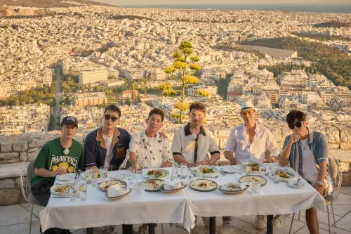 ▲周杰倫（右1）和一幫朋友一起拍攝旅遊實境節目《周遊記3》，首站到希臘，在中秋節前夕可看到節目在網路撥出。（圖／杰威爾音樂提供）