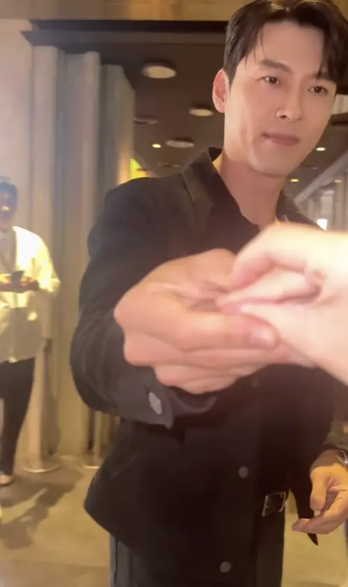 ▲玄彬（如圖）壓扁粉絲的手指愛心，強行變成握手笑翻全場。（圖／翻攝自IG eyesmag）