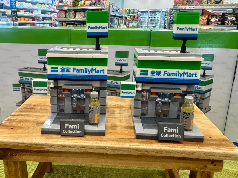 ▲全家隱藏版爆紅小物！「門市立體造型積木」，只要購買FMC全品項飲品2件8折，3件77折，滿三件就能以59元加價購（圖／記者鍾怡婷攝）