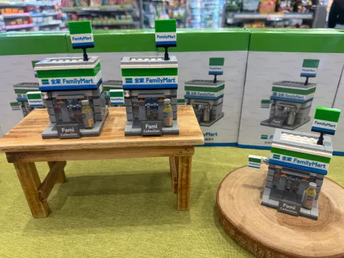 ▲購買FMC全品項飲品2件8折，3件77折，滿三件就能以59元加價購「全家」店鋪造型積木一組。（圖／記者鍾怡婷攝）