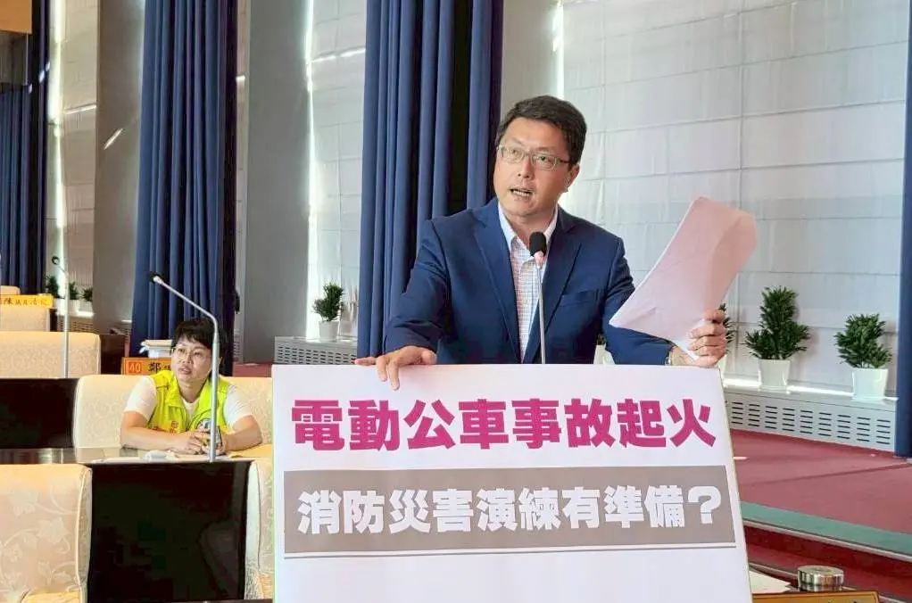 ▲議員林德宇指出，電動公車配置都不盡相同，交通局應完整掌握每輛車的相關資料，以利意外救災。(圖／柳榮俊攝2025.10.1)