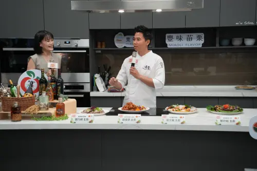 ▲膳馨餐飲集團創辦人鄭乃綱主廚，運用苗栗特色食材如芋頭、梅乾菜、南瓜、金桔醬等，秒變出米其林餐桌創意佳餚。（圖／主辦單位提供）