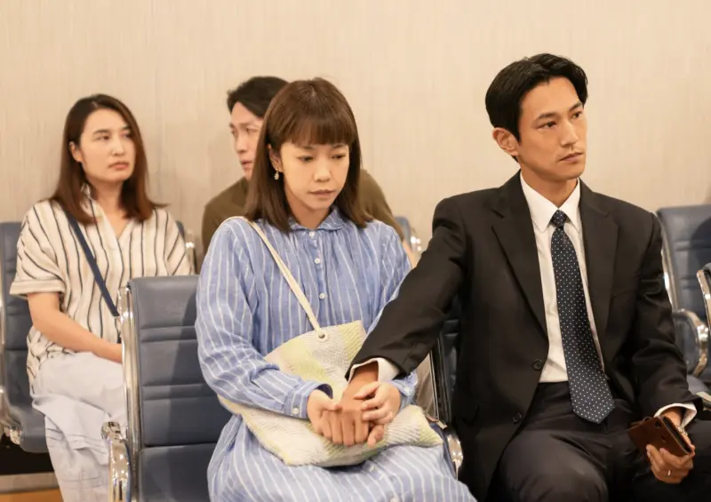 ▲鍾承翰（右）和李霈瑜（中）在《我們意外的勇氣》扮演辛苦求子的夫妻，鍾承翰被勾起過去遇到孩子流產的傷心往事，當時難過到在車上痛哭。（圖／壹壹喜喜提供）