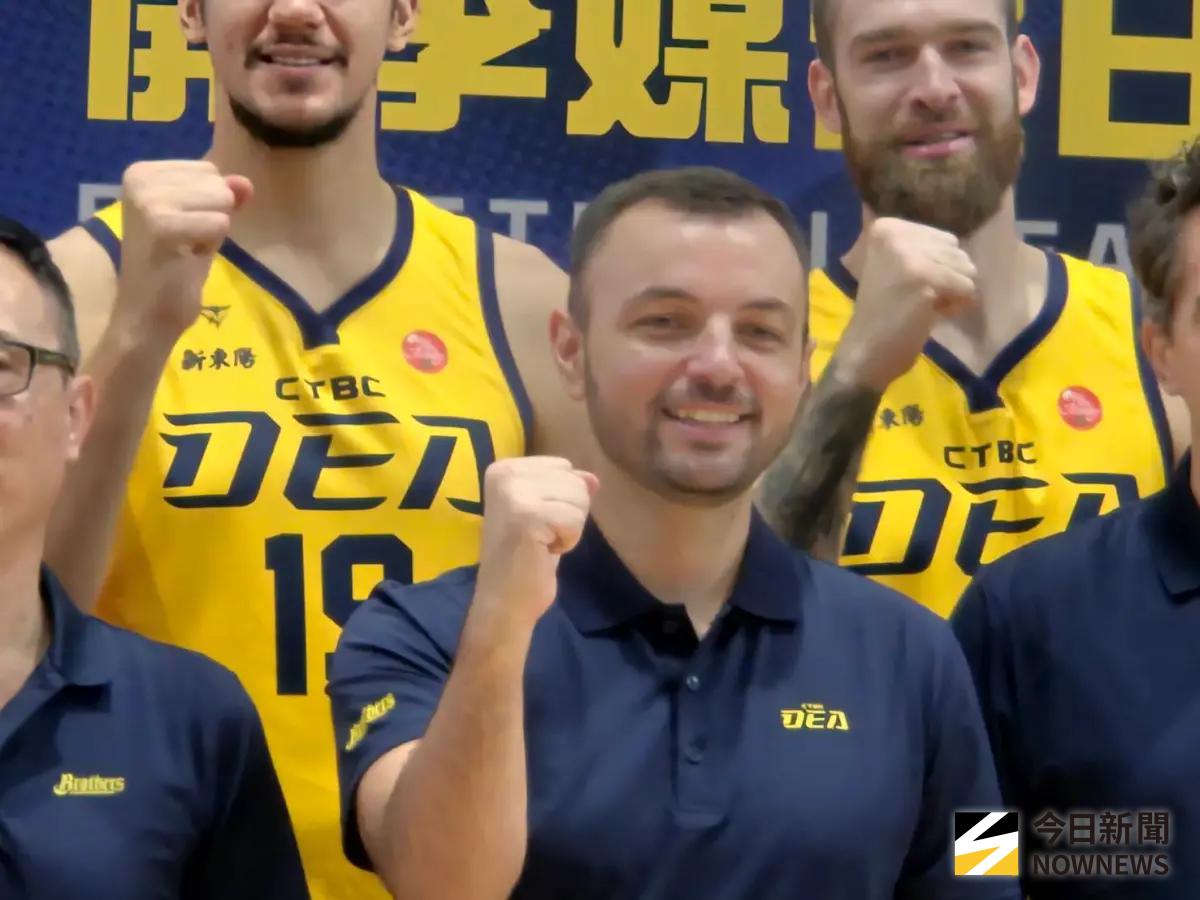 ▲新北中信特攻主帥莫米爾（Momir Ratkovic）總教練表示，不是只有林韋翰、簡廷兆、阿巴西、謝亞軒這4人能爭，所有球員都有機會。（圖／記者黃建霖攝）