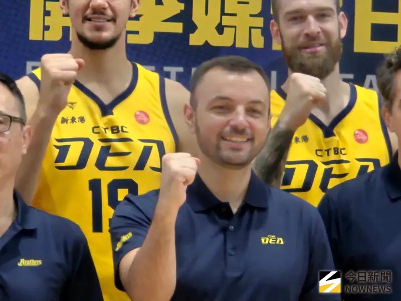 ▲新北中信特攻主帥莫米爾（Momir Ratkovic）總教練表示，不是只有林韋翰、簡廷兆、阿巴西、謝亞軒這4人能爭，所有球員都有機會。（圖／記者黃建霖攝）