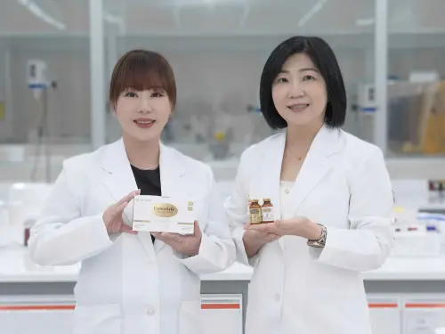 ▲新生雙活肌泌凍晶，經義大利生物科技權威Complife Group等三家國際機構認證，圖左起為佐登妮絲集團總經理陳佳琦、佐登妮絲集團研發中心呂梨萍所長 共同推薦新品。（圖／品牌提供）