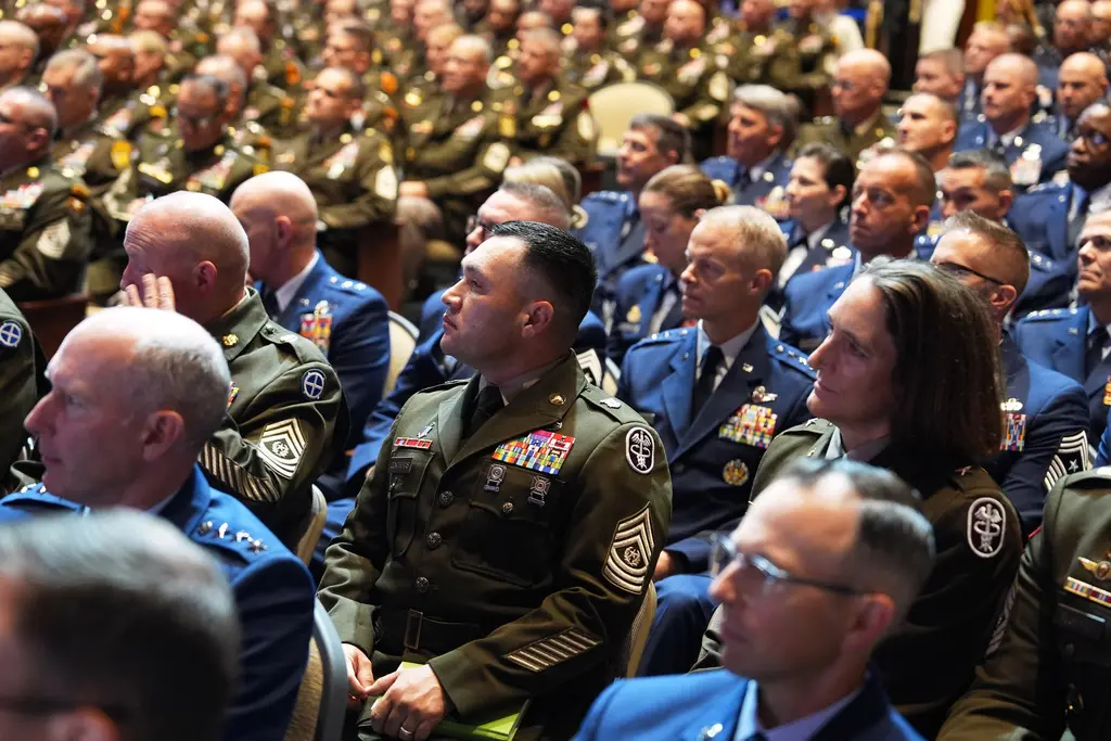 ▲美國國防部長赫格塞斯召集全球各地800多名將領，回到美國本土開會，在演說時痛批拜登政府的「覺醒文化」是垃圾，要求將士統一以「男性標準」檢驗體能。（圖／美聯社／達志影像）