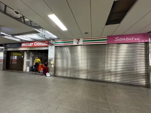 ▲除了50嵐以外，同區店家如Mister Donut、7-11和Semeur聖娜，以及嘟迪3C手機門市等都拉下鐵門。（圖／記者蕭涵云攝）