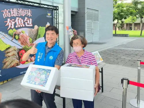 ▲高雄市政府海洋局精選高雄海味中秋夯魚包，今(1)日限量快閃開賣，只要500元，7項海派組合帶回家，民眾搶購踴躍。(圖／高雄市政府海洋局提供)