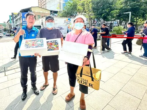 ▲高雄市政府海洋局精選高雄海味中秋夯魚包，今(1)日限量快閃開賣，只要500元，7項海派組合帶回家，民眾搶購踴躍。(圖／高雄市政府海洋局提供)