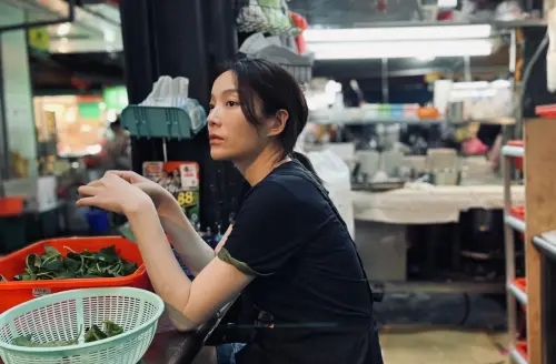 ▲蔡淑臻在《左撇子女孩》扮演在夜市擺攤的單親媽媽。（圖／光年映畫提供）