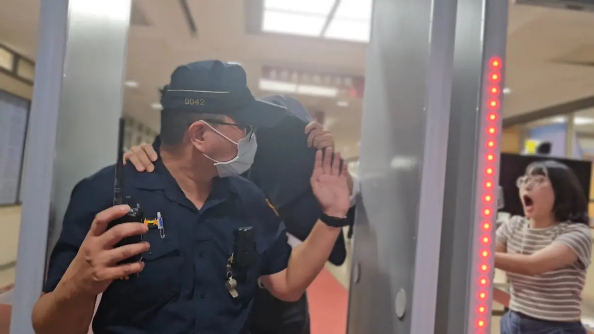 ▲薛楷莉邱姓前男友開完庭矇頭離開撞到金屬感應門，目擊民眾笑他那麼笨難怪被騙錢。（圖／記者劉松霖攝）